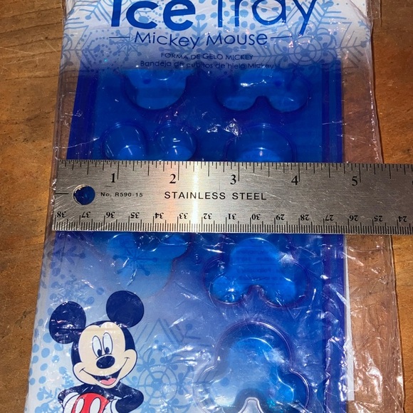 Disney Mickey Mouse ice cube tray - character shapes - Picture 9 of 10